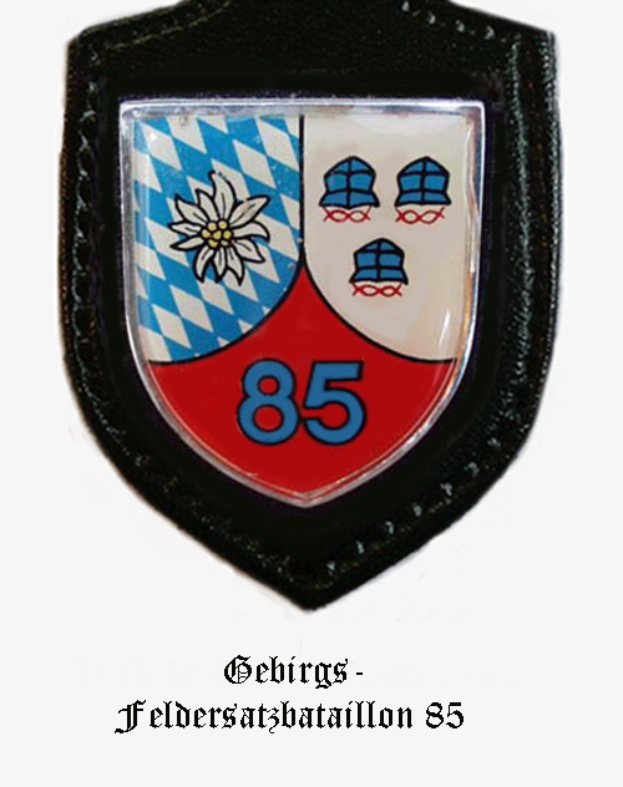 Ein Abzeichen mit der Nummer 85, das das Logo der bayerischen Fussballmannschaft darstellt, mit deutschem Text unten.