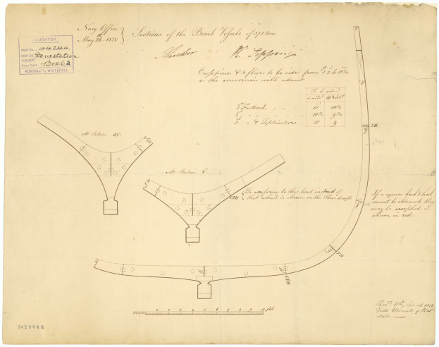Ein detaillierter architektonischer Plan einer Baustelle, der Raumaufteilungen, Fensterpositionen, Wandabmessungen und textuelle Notizen zu Konstruktionsdetails wie Größe, Materialien und Merkmale zeigt.