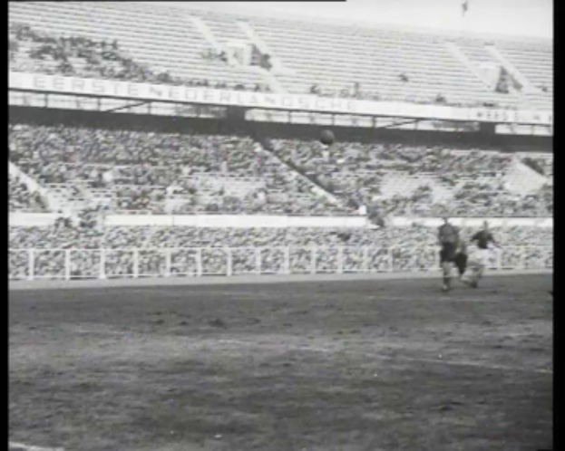 Ein Schwarz-Weiß-Foto von einem Finale der niederländischen Fußballliga 1961-1962, das Spieler auf dem Feld und Zuschauer in den Rängen zeigt, mit Text '1961-1962 Niederländischer Fußballligafinale' oben und unten.