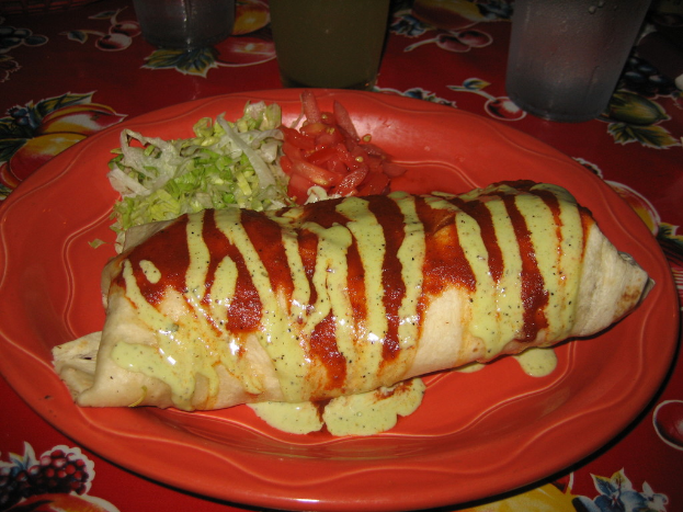 Ein Teller mit verschiedenen Speisen.