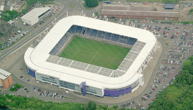 Luftaufnahme eines Fußballstadions umgeben von Stadtgebäuden, Bäumen und Straßen, Heimstätte des Tottenham Hotspur Football Club.