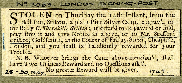 Eine schwarz-weiße Postkarte mit dem Bild eines Mannes und einem Text über eine gestohlene Silberkanne aus dem Bell Inn in Stilton.