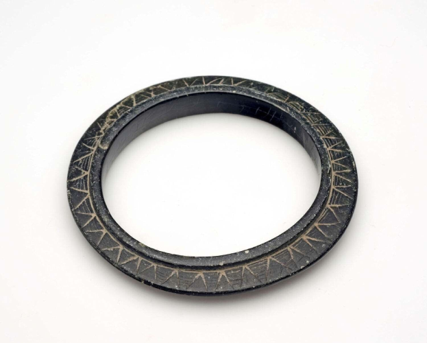 Nahaufnahme einer schwarzen Gummiölabdichtung für Yamaha YZF-R-Serie-Motorräder auf einer weißen Oberfläche.