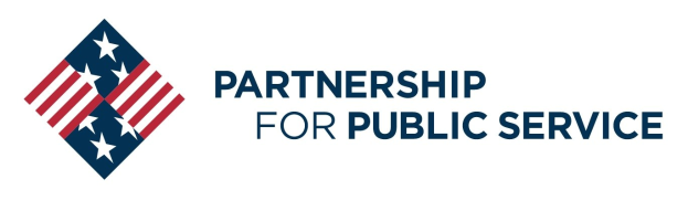 Logo der Partnership for Public Service: ein blauer Kreis mit einem weißen Stern, mittig über fetter schwarzer Schrift auf einem weißen Hintergrund, umrahmt von einer blauen und weißen Leiste.