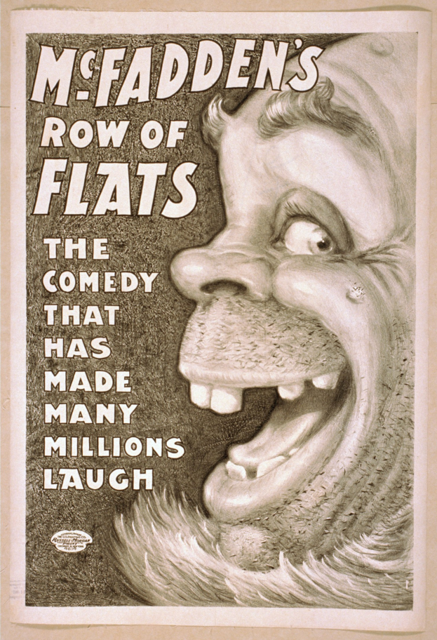 Plakat eines lachenden Menschen mit wilden Haaren, weiten Augen und einem breiten Grinsen, vor einem hellgelben Hintergrund, mit dem Text "McFadden's Row of Flats: The Comedy That Has Made Many Millions Laugh."