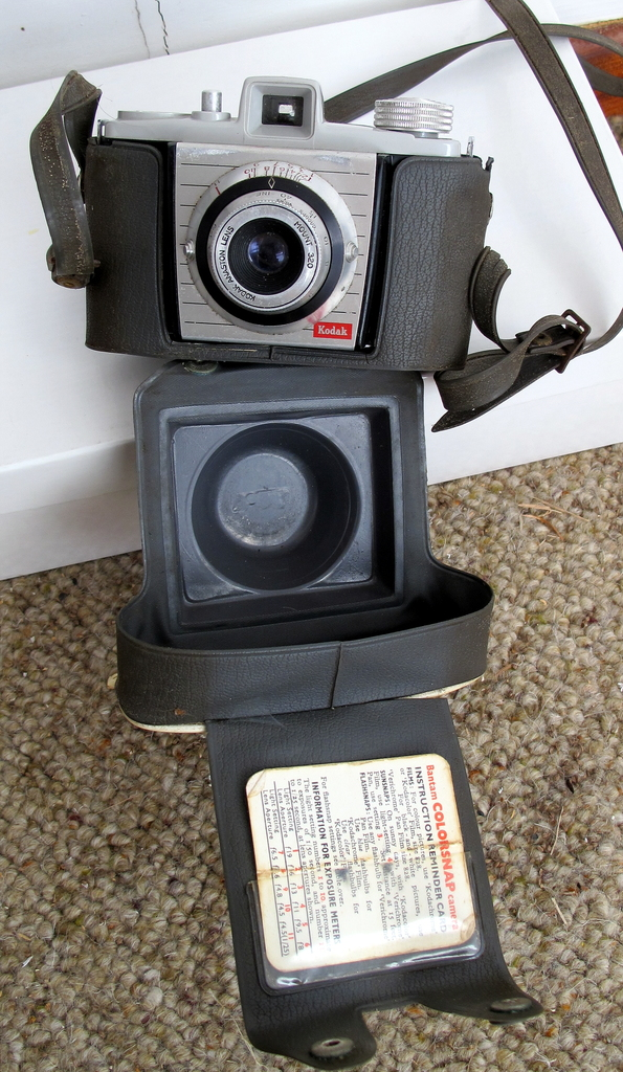 Eine Kamera √ľber einem Ort positioniert.