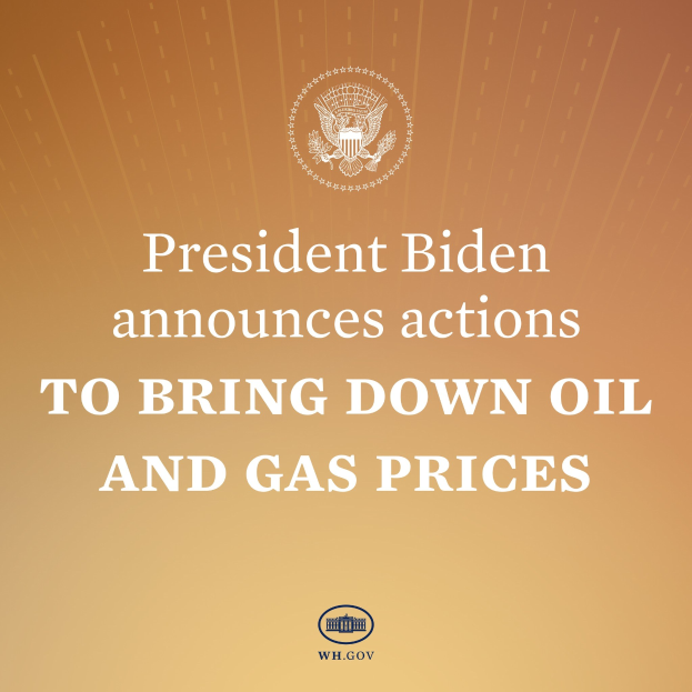 Präsident Biden an einem Rednerpult, bei dem er Maßnahmen zur Verringerung von Öl- und Gaspreisen ankündigt, mit einem Plakat im Hintergrund.