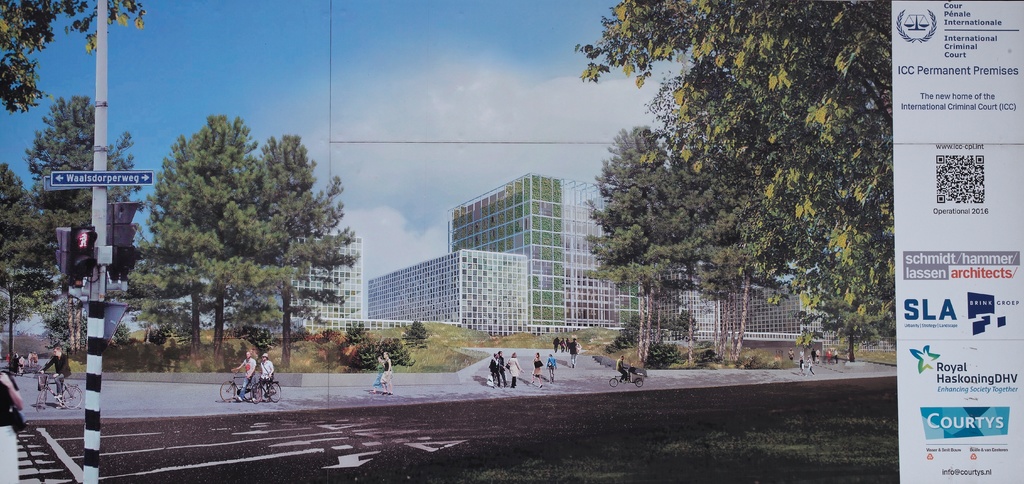 Ein Stadtposter mit Menschen zu Fuß und Fahrrad, Gebäuden, Bäumen und einer bewölkten Himmel, mit Text und QR-Code auf der rechten Seite.