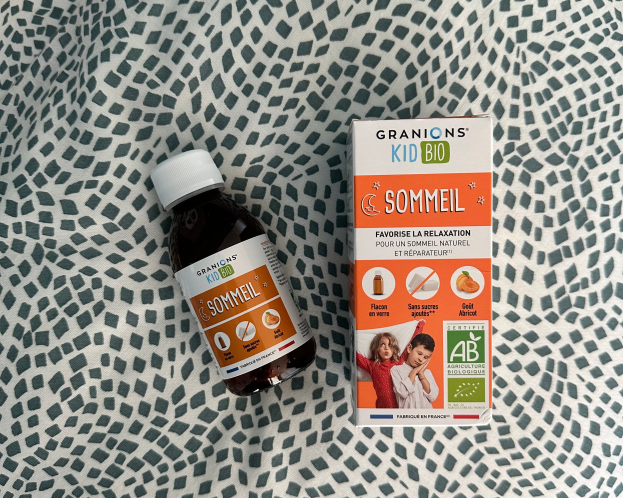 Eine Flasche Granions Kid Bio Sommel steht auf einem Tisch neben einer Box mit Text darauf.