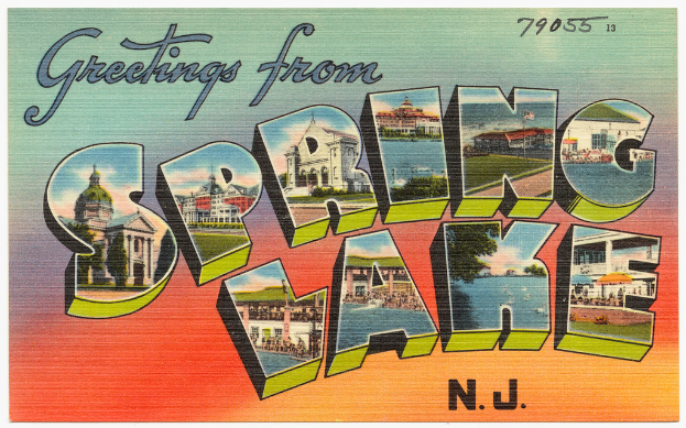 Ein Bild mit Text, Gebäuden, Wasser, Dächern, Pfählen, Zelten, Gras, Boden und Bäumen.