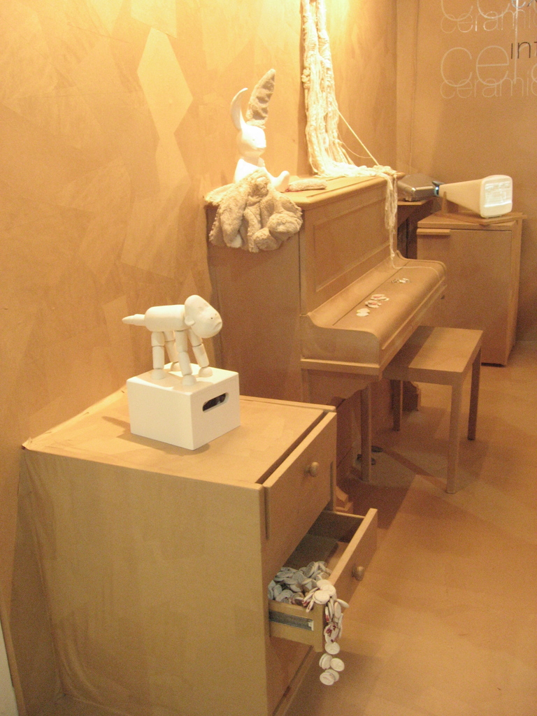 Ein Zimmer mit Schränken, einer Tastatur, ein paar Spielzeugen und einer Wand.