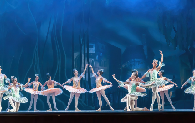 "Theater des Estrada-Liedes" des Zentrums für Ästhetische Erziehung von Kindern der Region Nizhny Novgorod wird vor Beginn der "Nussknacker"-Vorstellung im Nizhny Novgorod TYUZ am 1. Juni auftreten