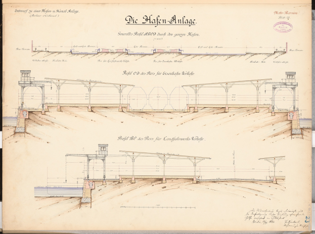 Ein altes Buch mit einer detaillierten Zeichnung eines Bahnhofs, einschließlich Gleise, Bahnsteige und andere Einrichtungen, sowie Textinformationen über den Bahnhof und seine Geschichte.