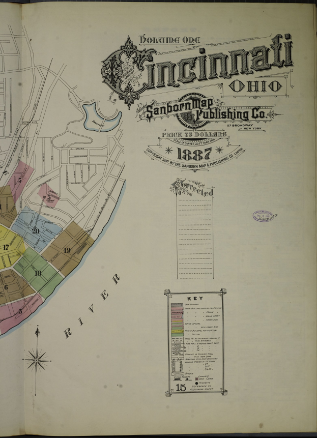 Offenes Buch mit detaillierter Karte von Cincinnati, Ohio, mit sichtbaren Straßen, Parks und Sehenswürdigkeiten sowie Text mit zusätzlicher Stadtinformation.