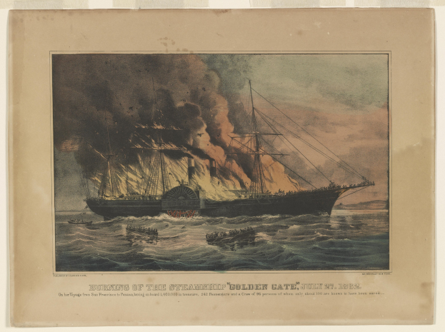 Ein brennendes Dampfschiff namens "Golden Gate" auf dem Meer mit Rauch, das von anderen Booten umgeben ist und die Bildunterschrift "Brand des Dampfschiffs Golden Gate" am unteren Rand.