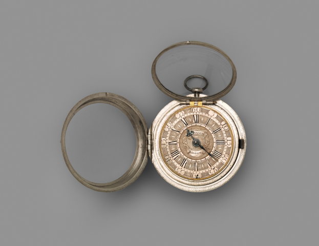 Eine silberne Taschenuhr mit rundem Zifferblatt und Deckel, römischen Ziffern auf dem Zifferblatt vor einem grauen Hintergrund.