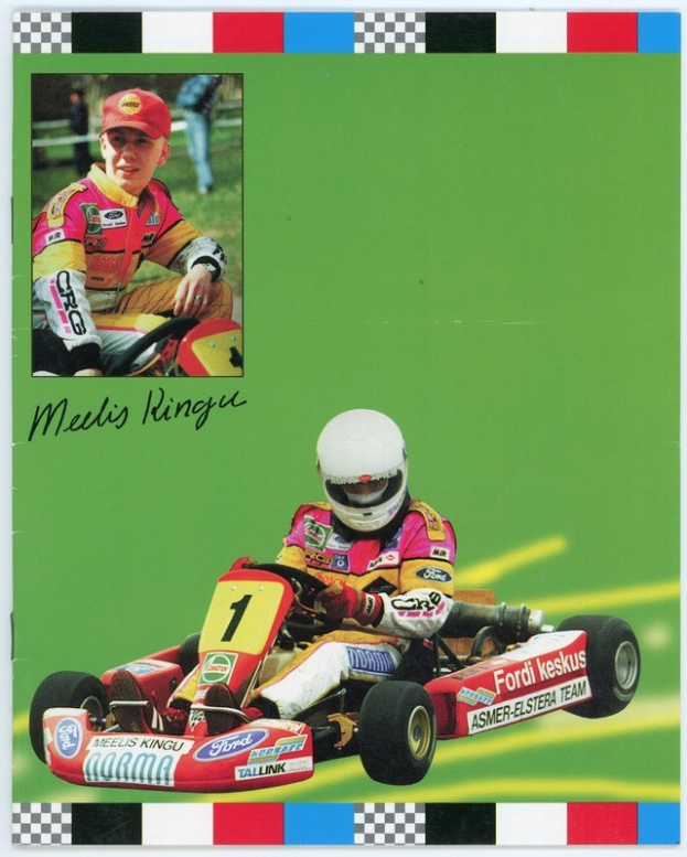 Ein Mann in einem Helm fährt ein Go-Kart auf einer Rennstrecke, umgeben von Zuschauern, mit einem grünen Hintergrund und Text auf dem Plakat.