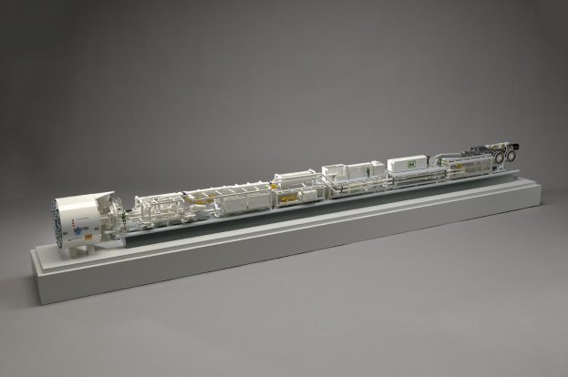 Ein detailliertes Modell eines Wasserstoff-Brennstoffzellensystems auf einer weißen Oberfläche, das miteinander verbundene Komponenten wie einen Kraftstofftank, ein Filter und eine Einspritzdüse zeigt, die mit einer Stromquelle verbunden sind.