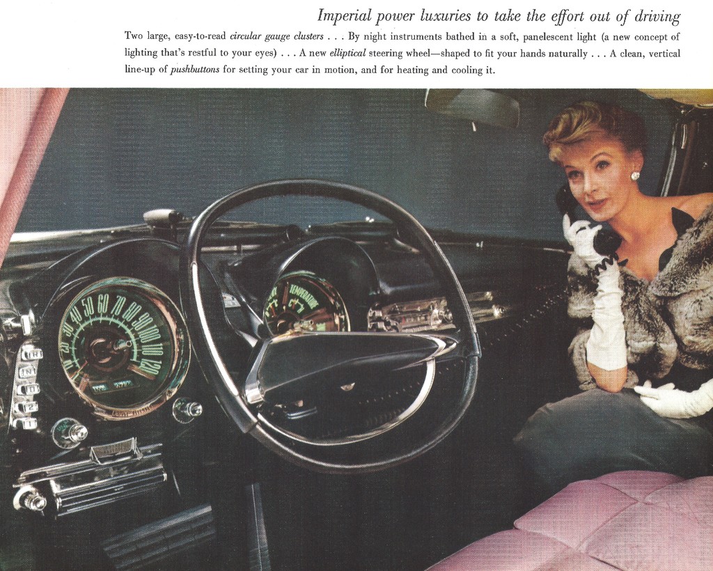 Ein Magazin-Artikel zeigt das Innere eines Autos mit einem Mädchen auf der rechten Seite, das telefoniert, einem Lenkrad und Tacho in der Mitte und einem Bedienfeld auf der linken Seite.