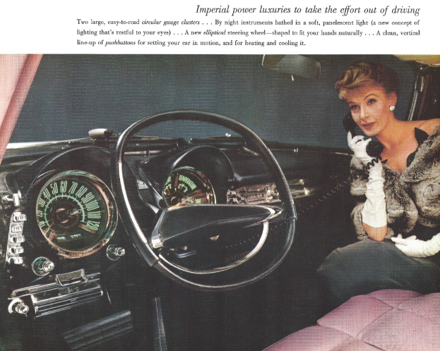 Ein Magazin-Artikel zeigt das Innere eines Autos mit einem Mädchen auf der rechten Seite, das telefoniert, einem Lenkrad und Tacho in der Mitte und einem Bedienfeld auf der linken Seite.