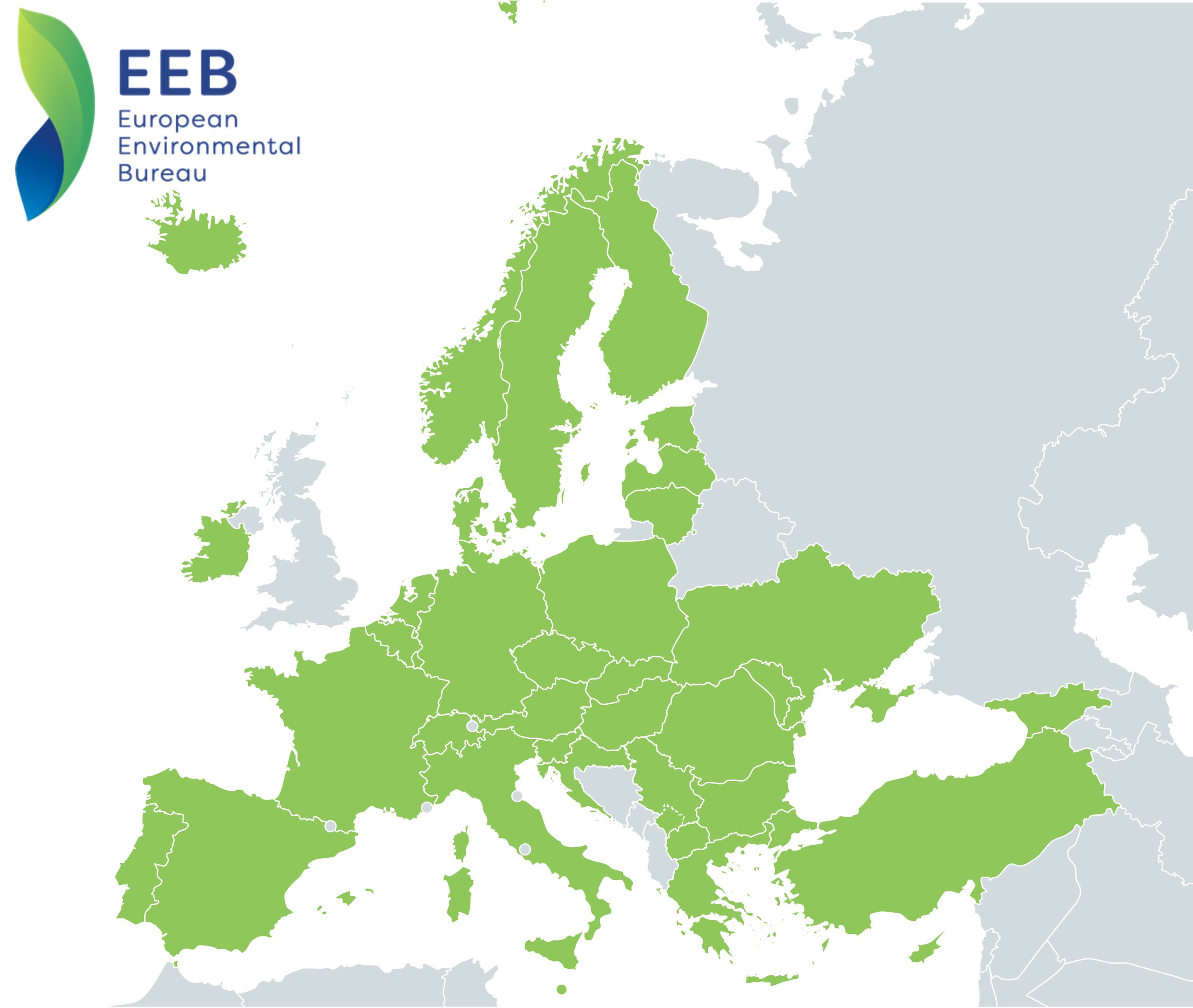 Eine Europakarte mit dem Logo des European Environmental Bureau (EEB) oben links, unterschiedlich grün schattiert, um EU-Regionen anzuzeigen.