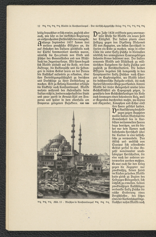Offenes Buch mit einer Moschee-Illustration auf seinen Seiten, vor einem Hintergrund von Wasserfront-Gebäuden und Booten, mit sichtbarem Text.