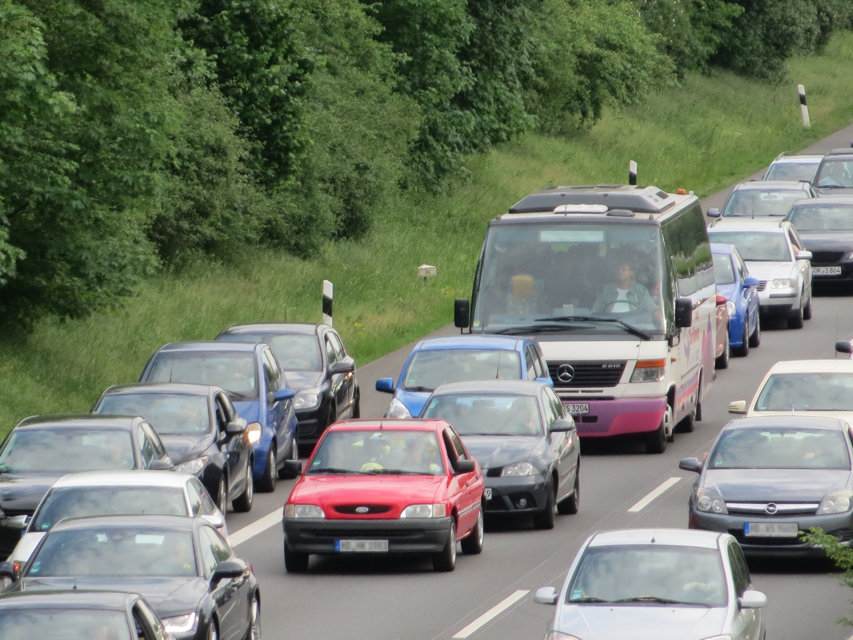 POL-D: +++Polizeimeldung+++ - Neuss - A 57 in Richtung Krefeld - Motorradunfall - 22-jähriger Motorradfahrer schwer verletzt - Einsatz von Rettungsdienst - Sperrungen - Verkehrsstau