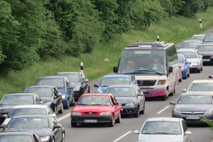POL-D: +++Polizeimeldung+++ - Neuss - A 57 in Richtung Krefeld - Motorradunfall - 22-jähriger Motorradfahrer schwer verletzt - Einsatz von Rettungsdienst - Sperrungen - Verkehrsstau