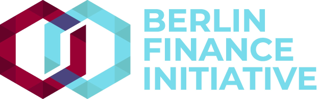 Logo der Berlin Finance Initiative mit einem blauen Kreis mit weißer Umrandung und einem weißen "B" in der Mitte, umgeben von einem weißen Ring mit blau-weißem Schachbrettmuster, alles auf einem weißen Hintergrund mit der Schrift "Berlin Finance Initiative" in fetter schwarzer Schrift.