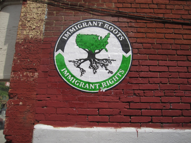 Ein Plakat, das auf einer Backsteinwand angezeigt wird.