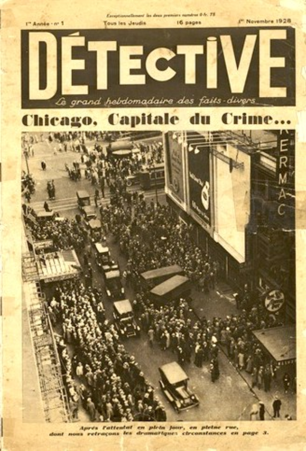 Schwarz-weiß-Fotografie einer alten Zeitung mit der Schlagzeile "Detektiv, Chicago, Hauptstadt des Verbrechens", die eine Menschenmenge und Fahrzeuge auf einer Straße mit Gebäuden im Hintergrund zeigt.
