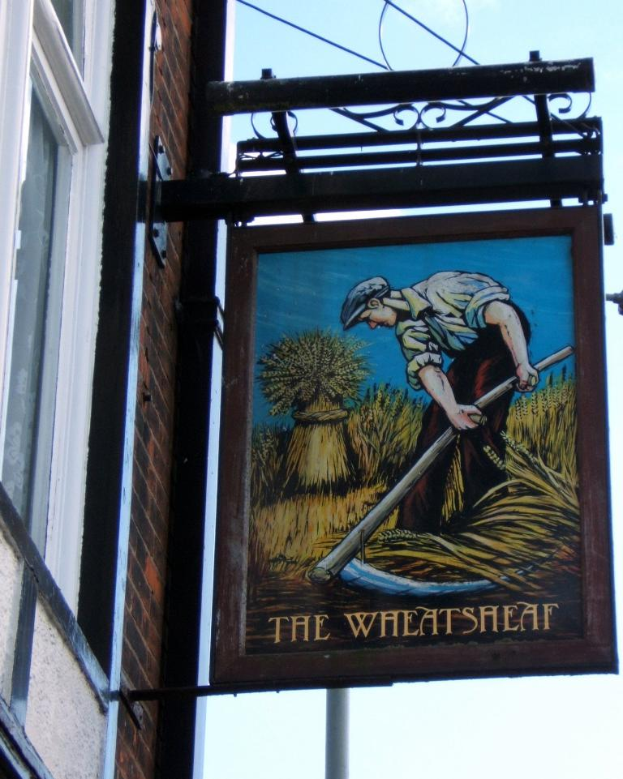 Eine Person steht auf einem Baugerüst, das an einem Gebäude angebracht ist und hält ein Schwert.