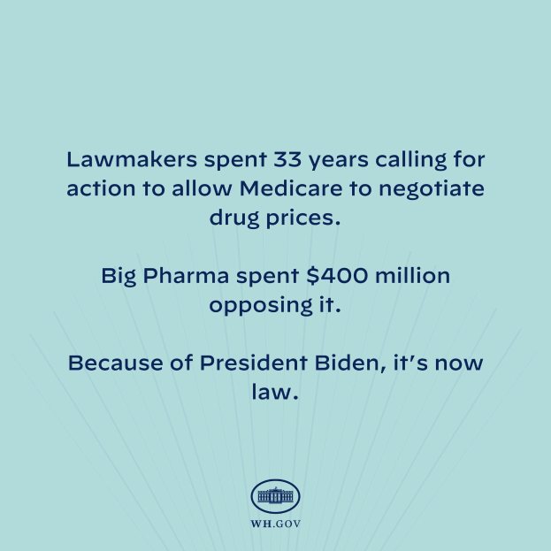 Ein blauer Hintergrund mit fetter weißer Schrift, die den Text "Lawmakers Spent 33 Years Calling for Action to Allow Medicare to Negotiate Drug Prices" zeigt, und ein Logo unten.