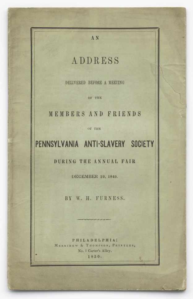 Ein offenes Buch mit dem Titel "Eine Ansprache vor einer Versammlung der Mitglieder und Freunde der Pennsylvania Anti-Slavery Society während der Jahresmesse" mit sichtbarem schwarzem Text auf den Seiten.