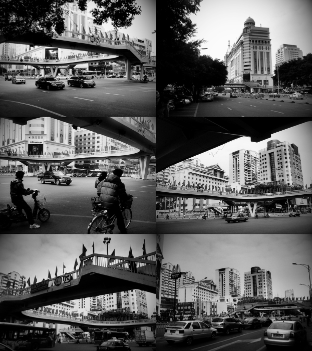 Autos und Fahrräder werden unter einer Brücke gesehen, mit einigen Fahrzeugen vor einem Gebäude.