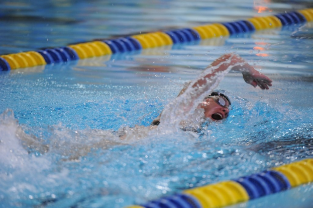 Eine Person, die in einem Gewässer schwimmt.
