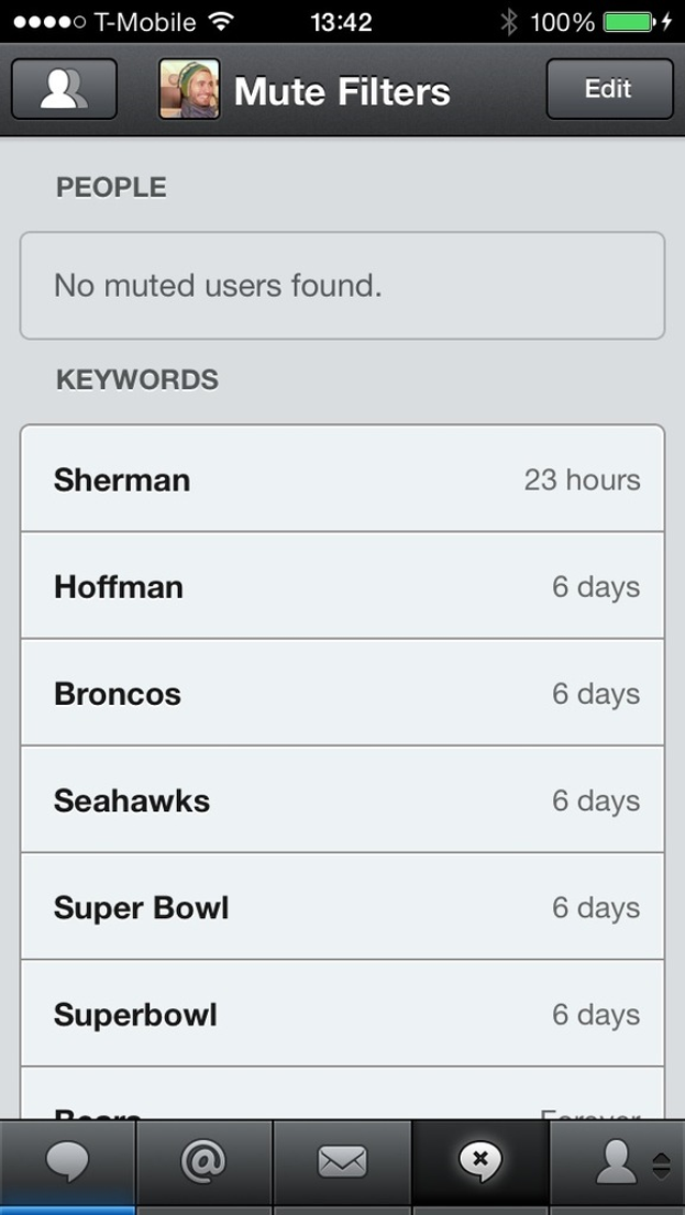 Ein Mobilbildschirm mit WiFi-Symbol, vollem Akkusymbol und Logos unten.