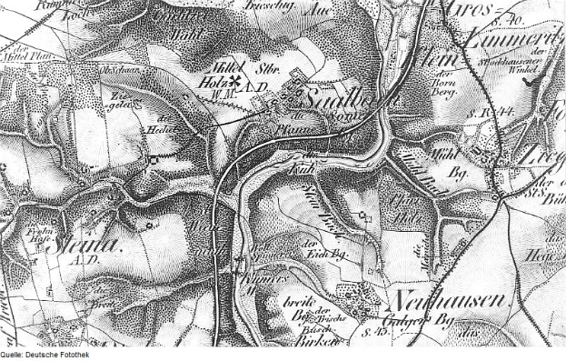 Eine detaillierte Schwarz-Weiß-Karte von Neuhausen, Deutschland, die Straßen, Gebäude und andere Merkmale mit Textanmerkungen zeigt.