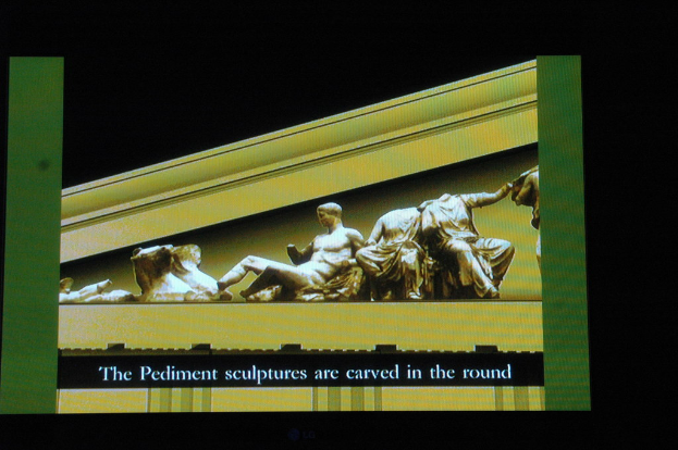 Ein Bildschirm mit Text und einem Bild von Skulpturen.