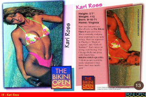 Eine Frau in Bikini steht links von einer Anzeige mit verschiedenen Artikeln.