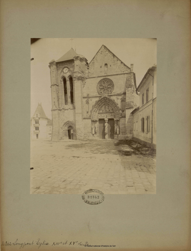 Ein altes Foto einer Kirche in der Mitte einer Straße, gerahmt in einem Foto-Rahmen, umgeben von anderen Gebäuden, die den Eindruck einer pulsierenden Stadtlandschaft vermitteln.