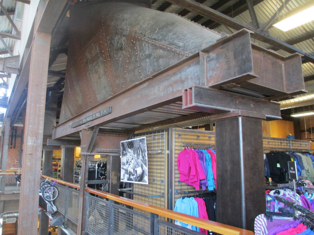 Eine Szene mit verschiedenen Gegenständen, darunter Kleidung, Lampen, Metallstangen, Karren und ein Zaun.