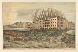 Eine Gruppe von Menschen vor einem Feuerhydranten mit Pferden und Karren, umgeben von Gebäuden mit Fenstern, unter einem bewölkten Himmel, mit Text am unteren Bildrand.