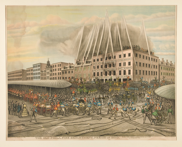 Eine Gruppe von Menschen vor einem Feuerhydranten mit Pferden und Karren, umgeben von Gebäuden mit Fenstern, unter einem bewölkten Himmel, mit Text am unteren Bildrand.