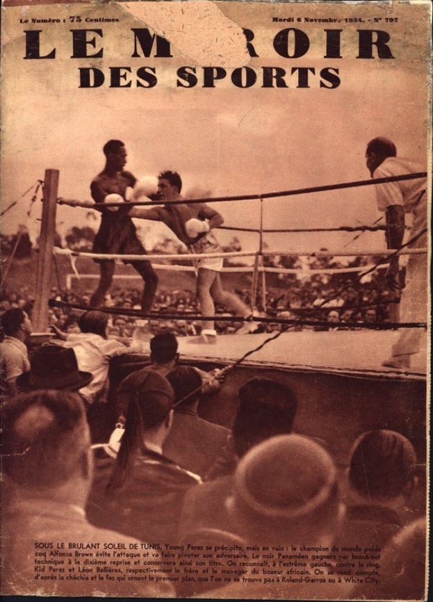 Schwarzes und weißes Foto von zwei Boxern im Boxring mit einer Zuschauermenge, das den Text "Le Roir des Sports" oben trägt.