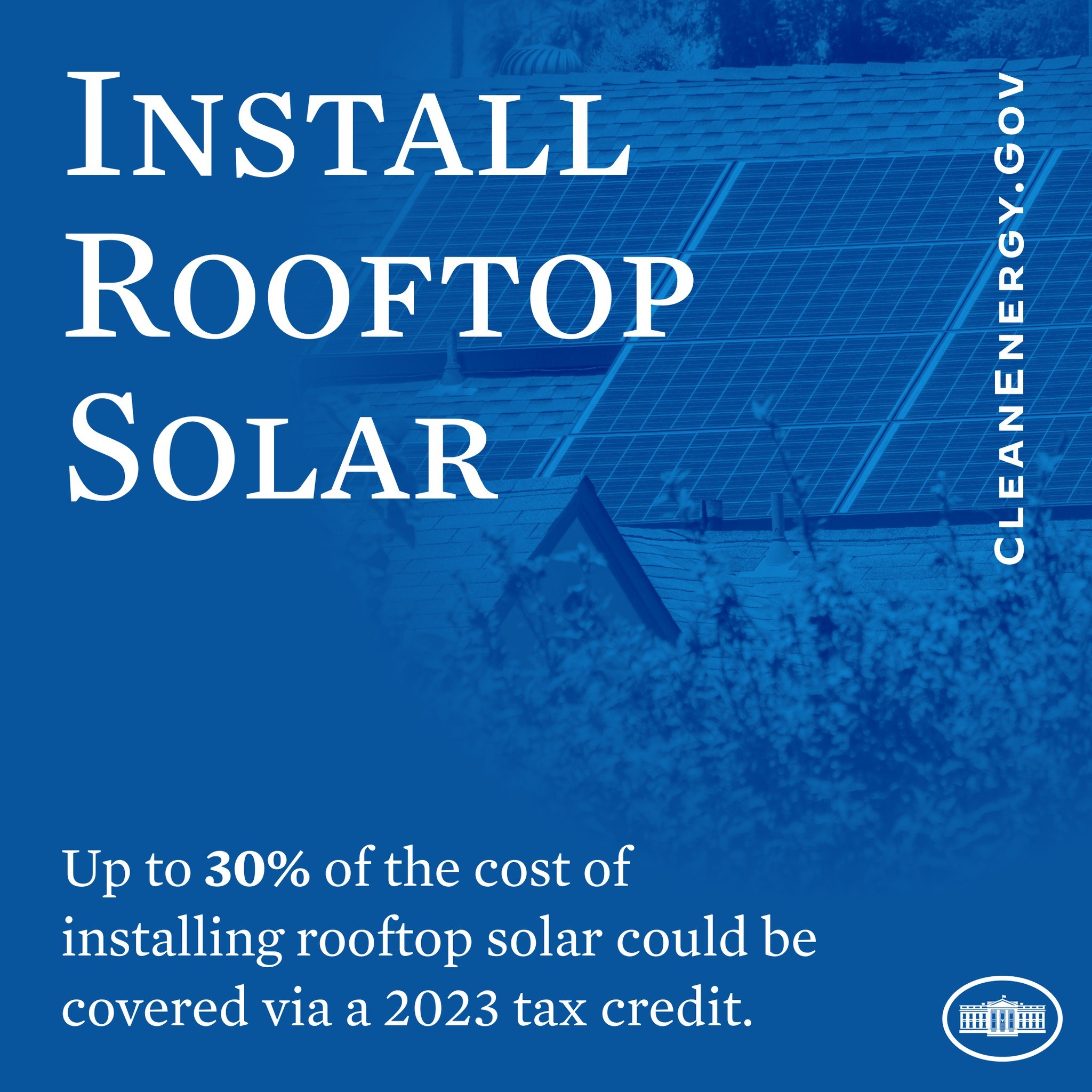 Plakat mit Text über einen 2023-Steuerkredit, der bis zu 30% der Kosten für die Installation von Dachsolaranlagen übernimmt, mit B├Ąumen und einem Geb├Ąude mit Solarpanelen im Hintergrund.