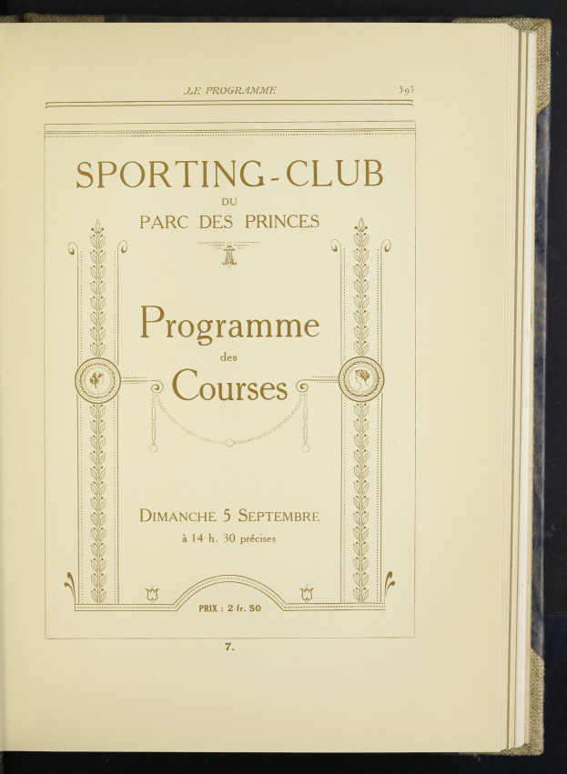 Ein aufgeschlagenes Buch mit dem Titel 'Sporting Club Parc des Princes Programm der Rennen' mit einer hellblauen Seite mit Kursivschrift und einem weißen Rand.