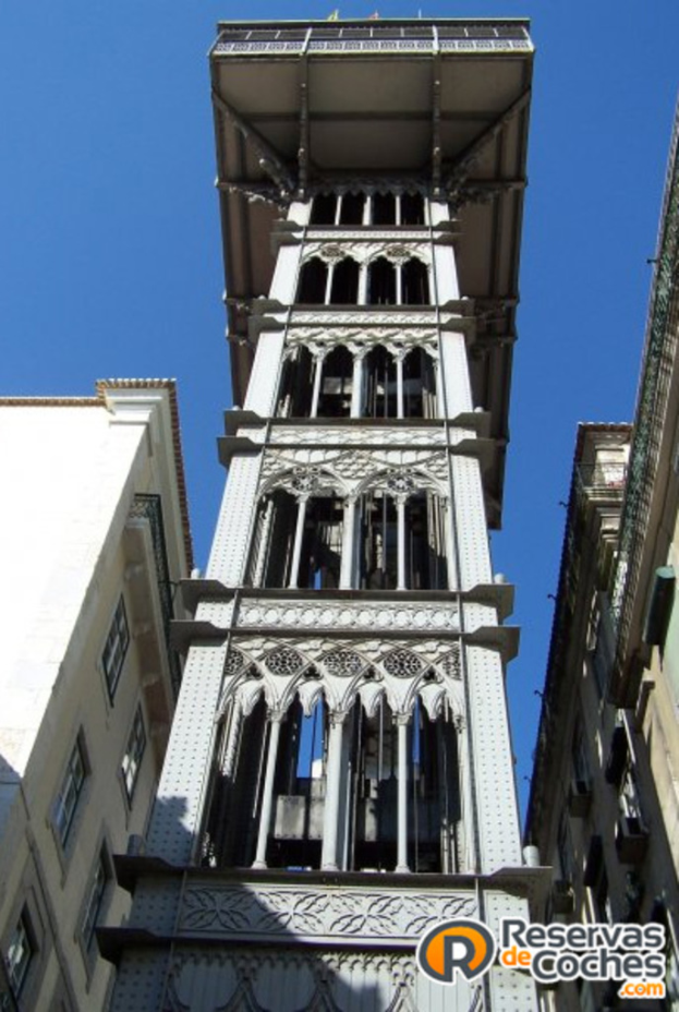 Eine Stadtansicht mit zahlreichen Gebäuden und einem sichtbaren Wasserzeichen am unteren Bildrand.