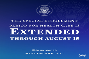 Ein Plakat mit Text und Logo, auf dem steht: "Die Sonderanmeldefrist für die Gesundheitsversorgung wird bis zum 15. August verlängert."