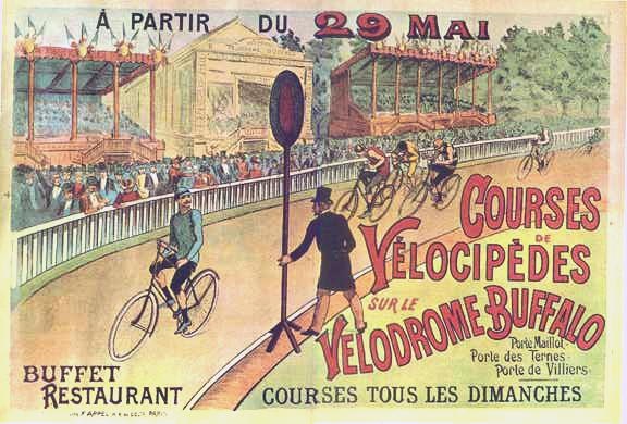 Plakat für ein Velodrom-Event in Buffalo, New York, das Radsportler auf einer umzäunten Straße mit einem Gebäude und Bäumen im Hintergrund zeigt.